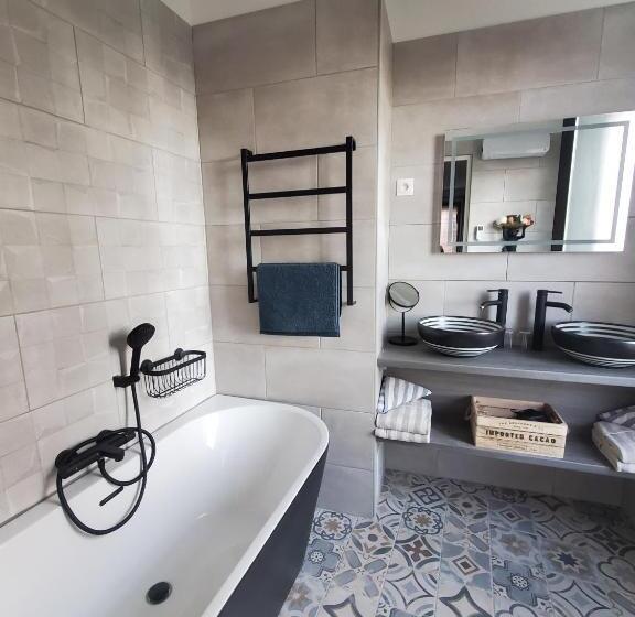 اتاق استاندارد چهار تخته, Hôtel Les Orangers