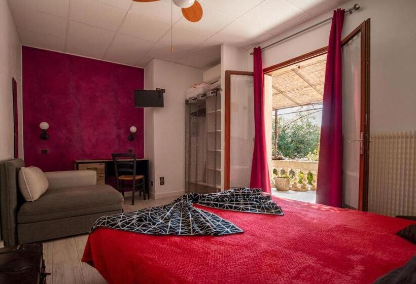 اتاق لوکس با تخت بزرگ, Hôtel Les Orangers