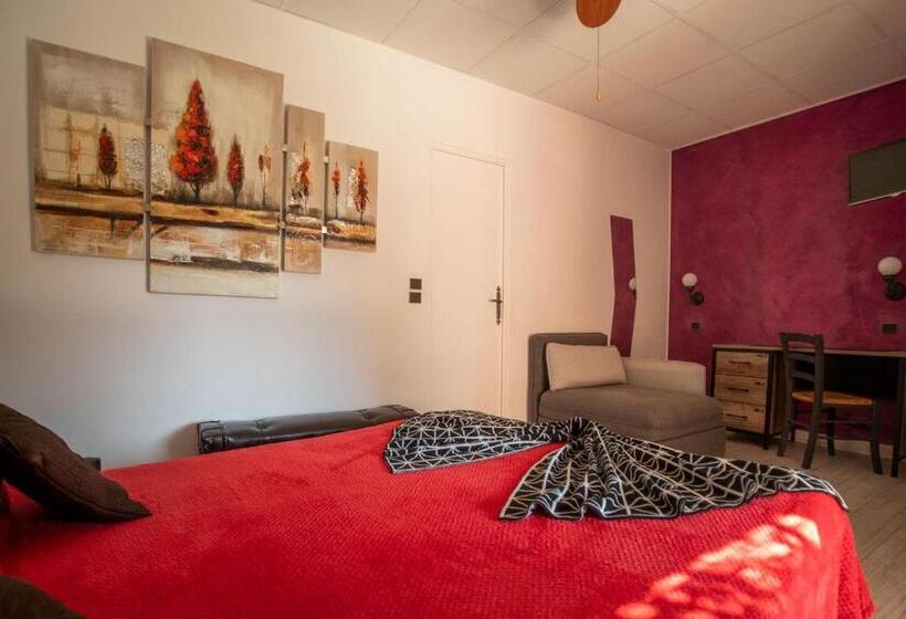اتاق لوکس با تخت بزرگ, Hôtel Les Orangers