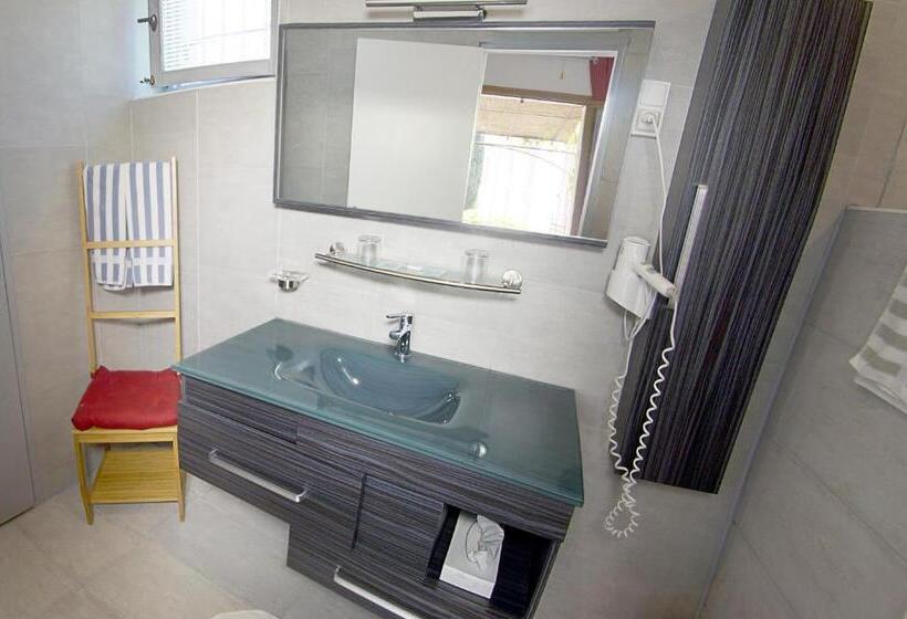 اتاق لوکس با تخت بزرگ, Hôtel Les Orangers