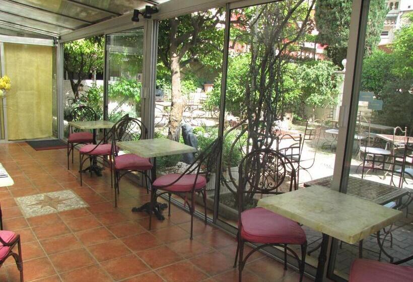 اتاق سوپریور با چشم‌انداز باغ, Hôtel Les Orangers
