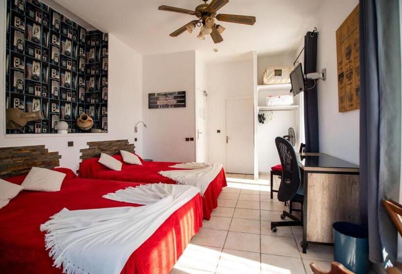 اتاق استاندارد چهار تخته, Hôtel Les Orangers