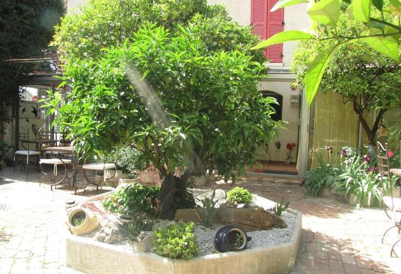 اتاق استاندارد با چشم‌انداز باغ, Hôtel Les Orangers