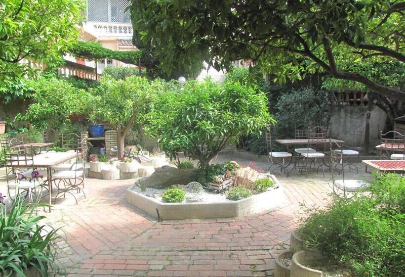 اتاق لوکس با تخت بزرگ, Hôtel Les Orangers