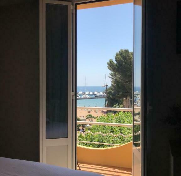 اتاق سه نفره دلوکس با چشم‌انداز دریا, La Calanque