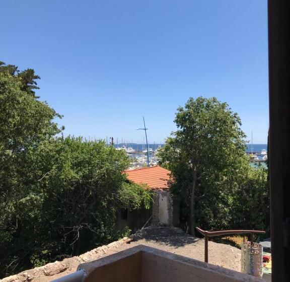 اتاق لوکس با بالکن و چشم‌انداز دریا, La Calanque