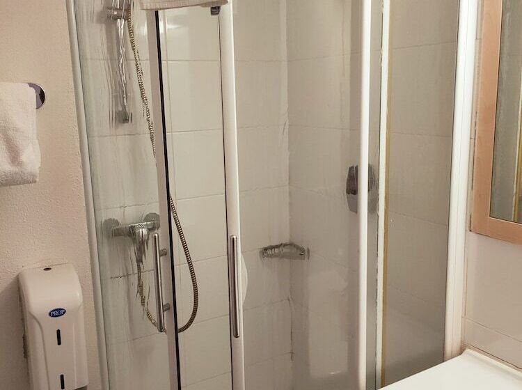 اتاق استاندارد سه نفره, Brit Hotel Essentiel Cahors Nord
