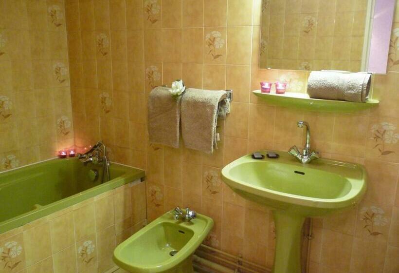اتاق استاندارد چهار تخته, Hôtel Rond Point