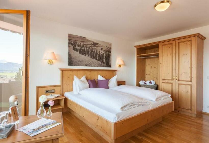 اتاق استاندارد با چشم‌انداز دریاچه, Hartungs Hoteldorf