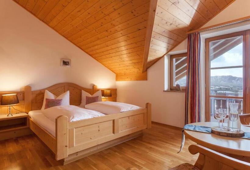 اتاق استاندارد با چشم‌انداز دریاچه, Hartungs Hoteldorf