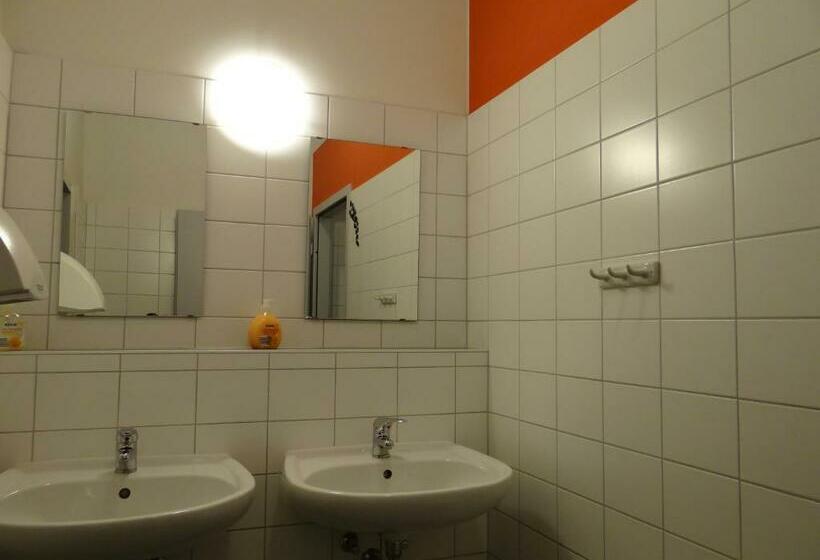 اتاق استاندارد با سرویس بهداشتی مشترک, Hostel Stralsund