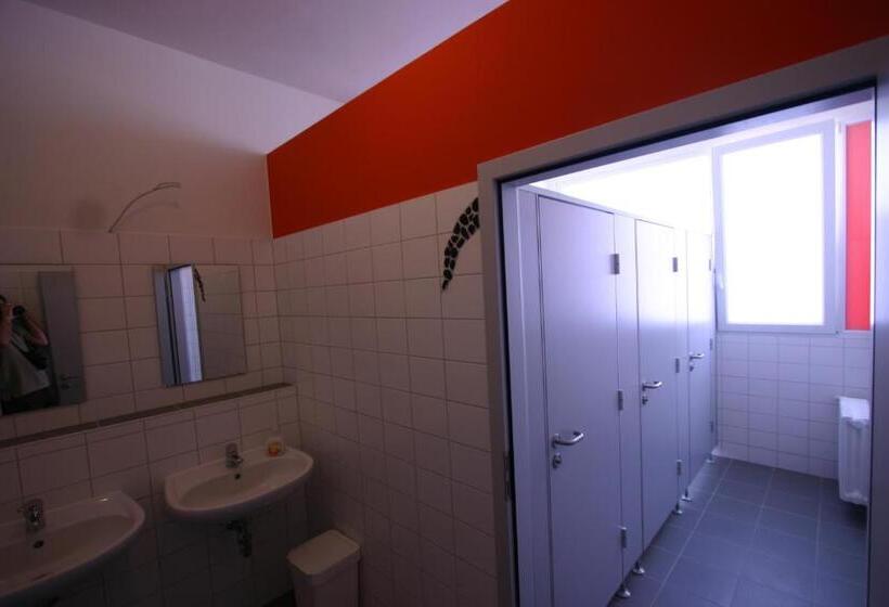 اتاق استاندارد چهارنفره با سرویس بهداشتی مشترک, Hostel Stralsund