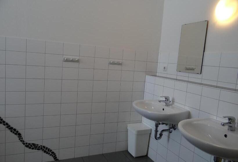 اتاق استاندارد چهارنفره با سرویس بهداشتی مشترک, Hostel Stralsund