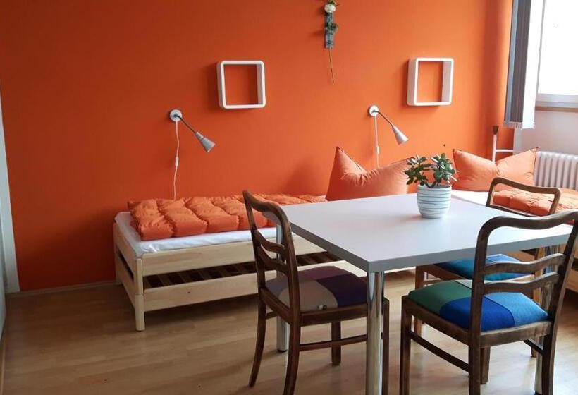 اتاق استاندارد سه تخته با سرویس بهداشتی مشترک, Hostel Stralsund
