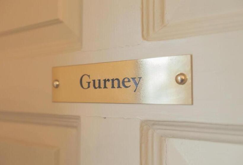 سوییت خانوادگی, 38 St Giles