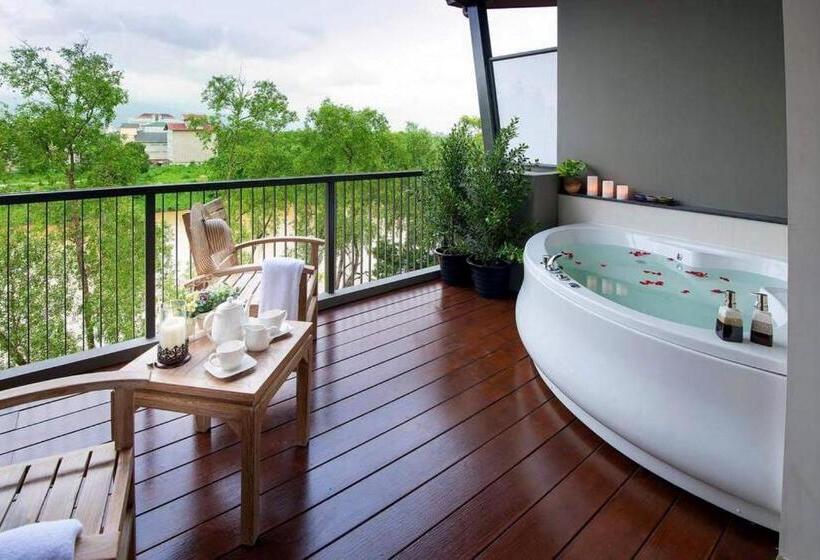 سوییت, Rimnaam Klangchan Hotel   Sha Plus