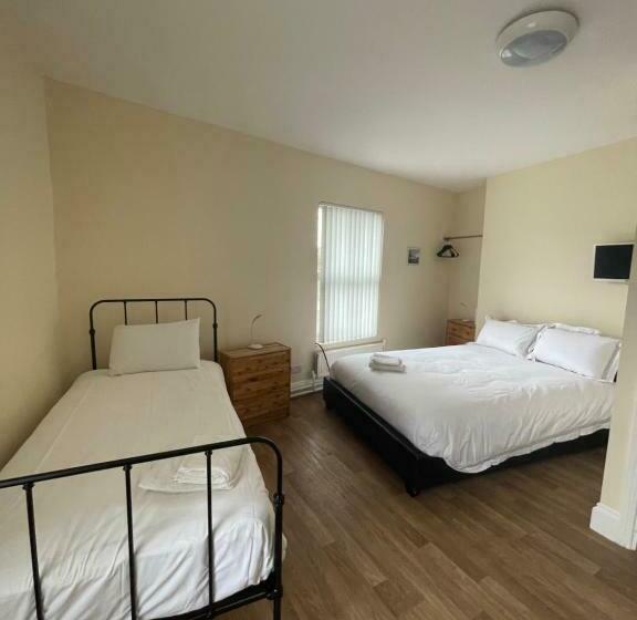 Economy Triple Room, Mersey View Hotel & Pub