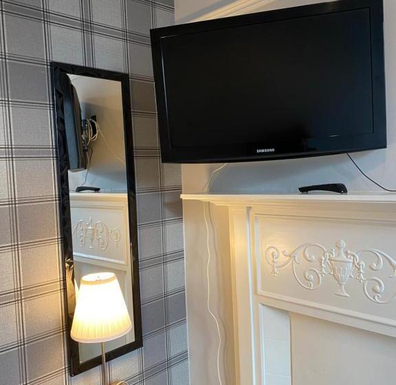 اتاق استاندارد یک تخته با سرویس بهداشتی مشترک, St Andrews House