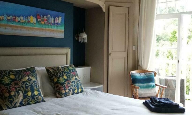 اتاق لوکس با بالکن و چشم‌انداز دریا, The Poplars Guest House