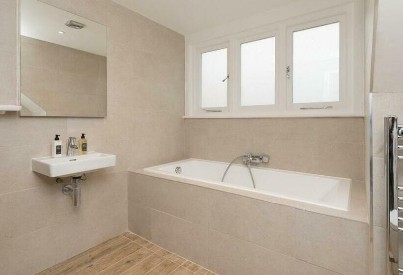 اتاق لوکس با چشم‌انداز دریا, Bay Tree Broadstairs
