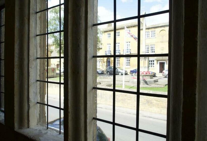 اتاق سوپریور با تخت بزرگ, Badgers Hall