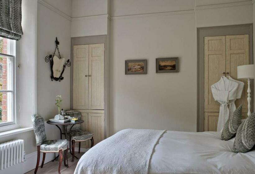 اتاق لوکس با چشم‌انداز باغ, The Old Rectory