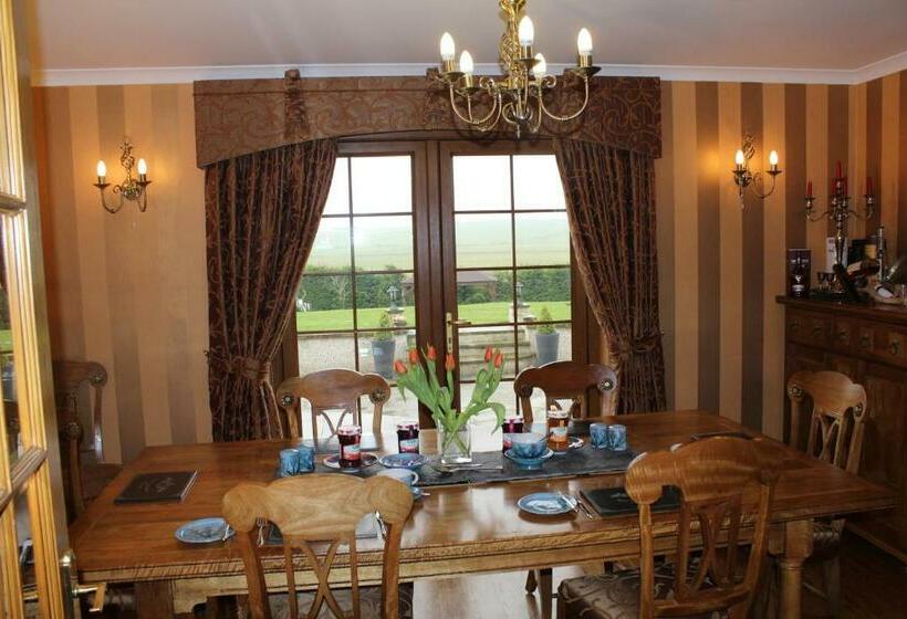 اتاق لوکس با چشم‌انداز دریا, Valleyview House