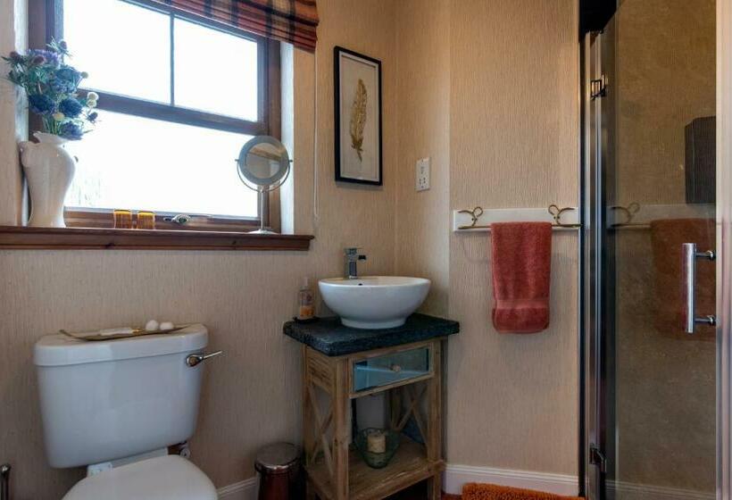 اتاق لوکس با چشم‌انداز دریا, Valleyview House