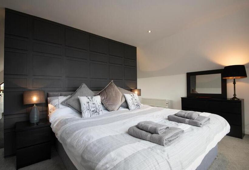 Deluxe Suite King Bed, Valleyview House