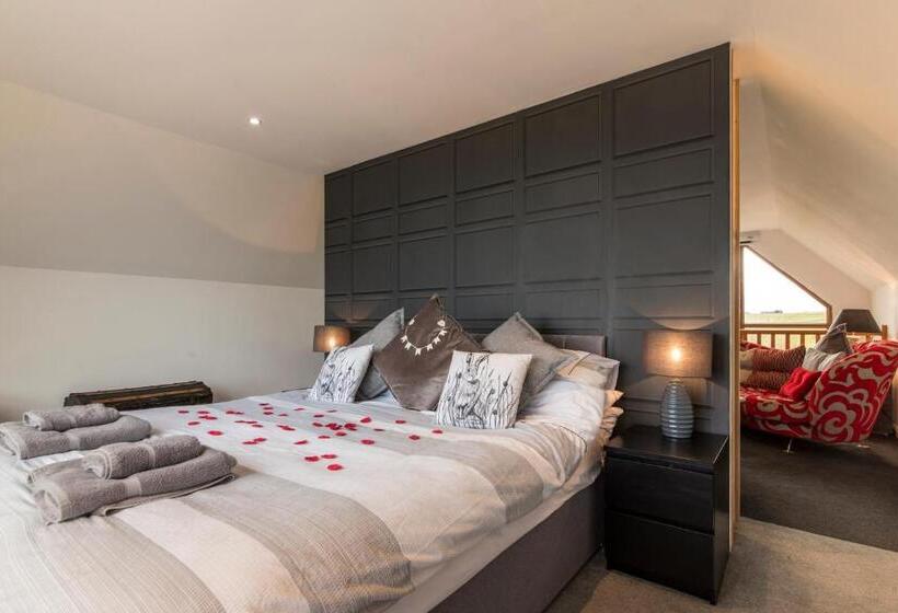 Deluxe Suite King Bed, Valleyview House