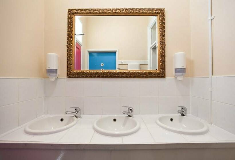 اتاق خانوادگی با سرویس بهداشتی مشترک, Hostel Connect