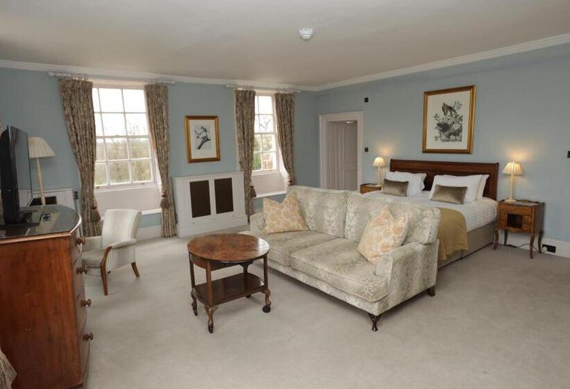 سوییت جونیور, Chicheley Hall