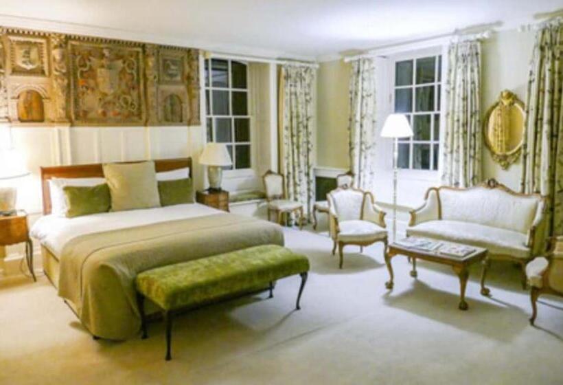 سوییت جونیور, Chicheley Hall