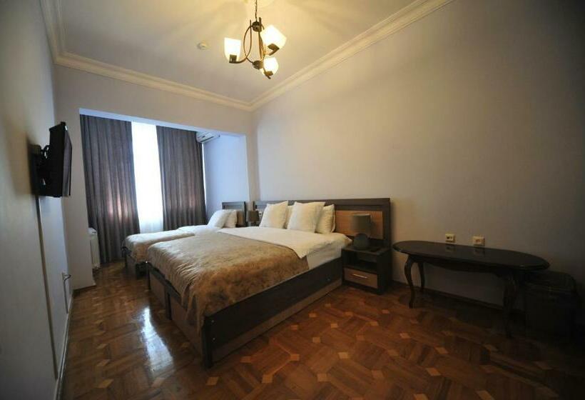 اتاق خانوادگی با چشم‌انداز باغ, Guest House Batumi Globus