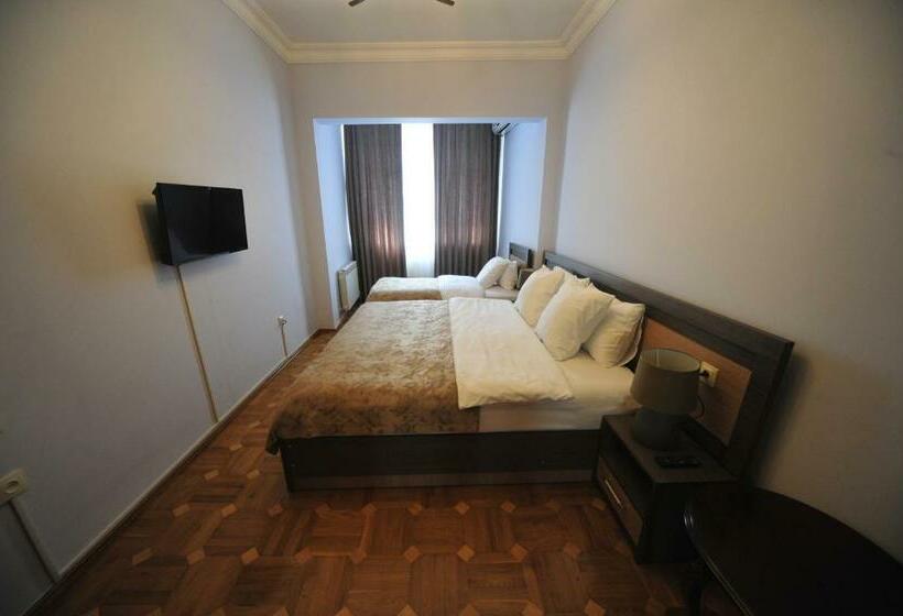 اتاق خانوادگی با چشم‌انداز باغ, Guest House Batumi Globus