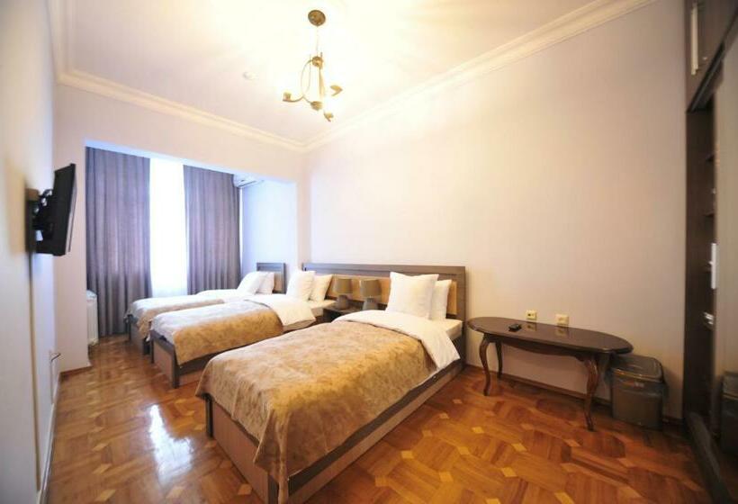اتاق خانوادگی با چشم‌انداز باغ, Guest House Batumi Globus