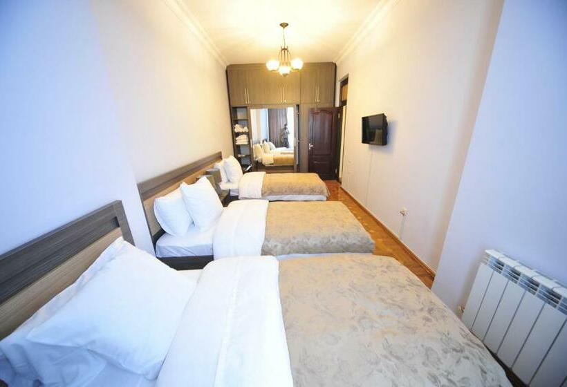 اتاق خانوادگی با چشم‌انداز باغ, Guest House Batumi Globus