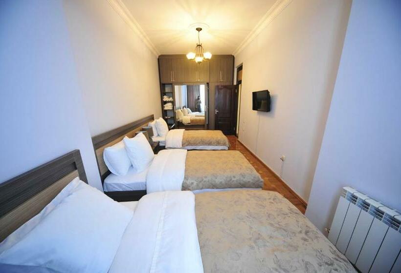 اتاق خانوادگی با چشم‌انداز باغ, Guest House Batumi Globus