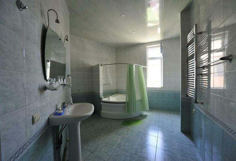 اتاق خانوادگی با چشم‌انداز باغ, Guest House Batumi Globus