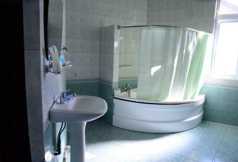 اتاق خانوادگی با چشم‌انداز باغ, Guest House Batumi Globus