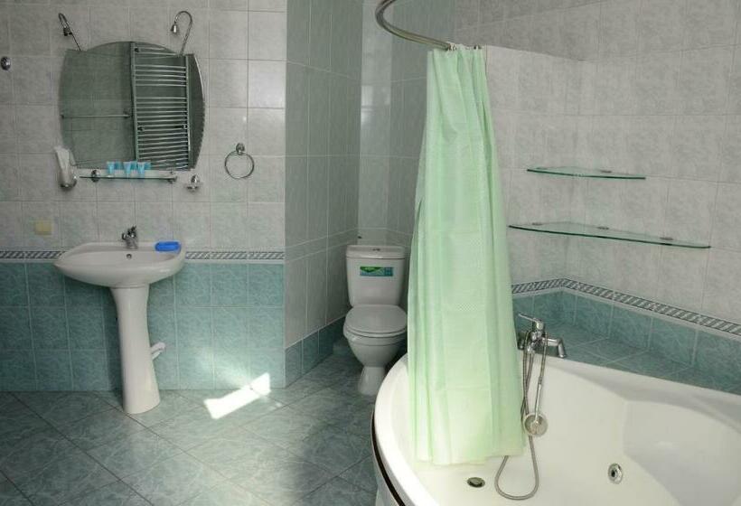 اتاق خانوادگی با چشم‌انداز باغ, Guest House Batumi Globus