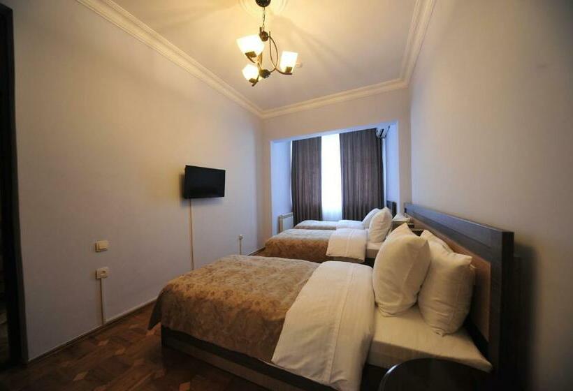 اتاق خانوادگی با چشم‌انداز باغ, Guest House Batumi Globus
