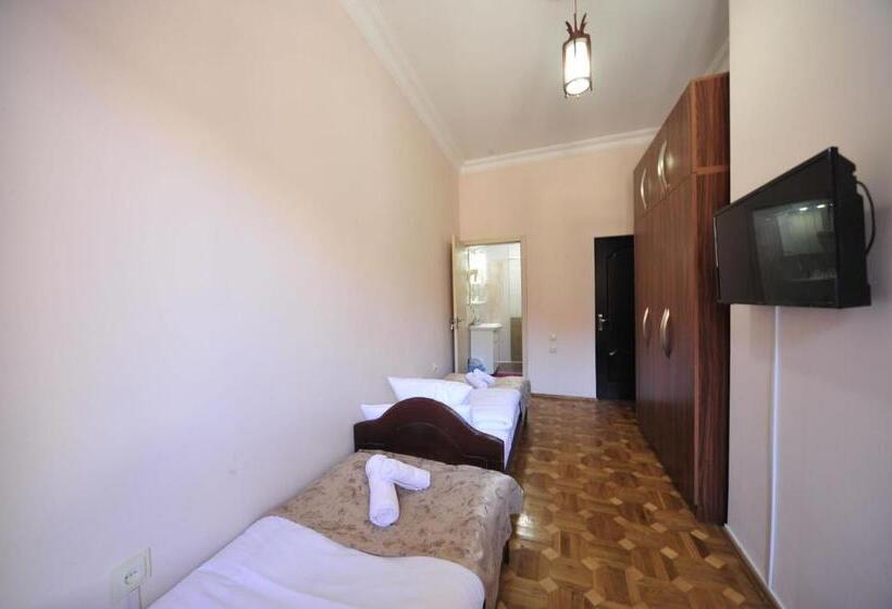 اتاق استاندارد با بالکن, Guest House Batumi Globus