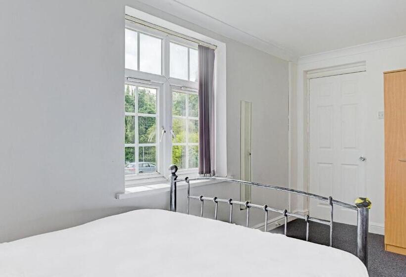 اتاق استاندارد چهار تخته, The Gables Hotel, Birmingham Airport