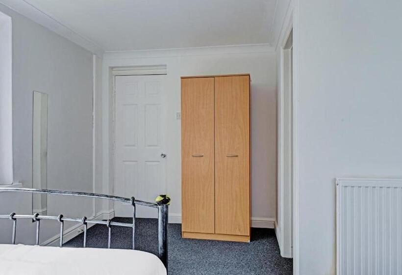 اتاق استاندارد چهار تخته, The Gables Hotel, Birmingham Airport