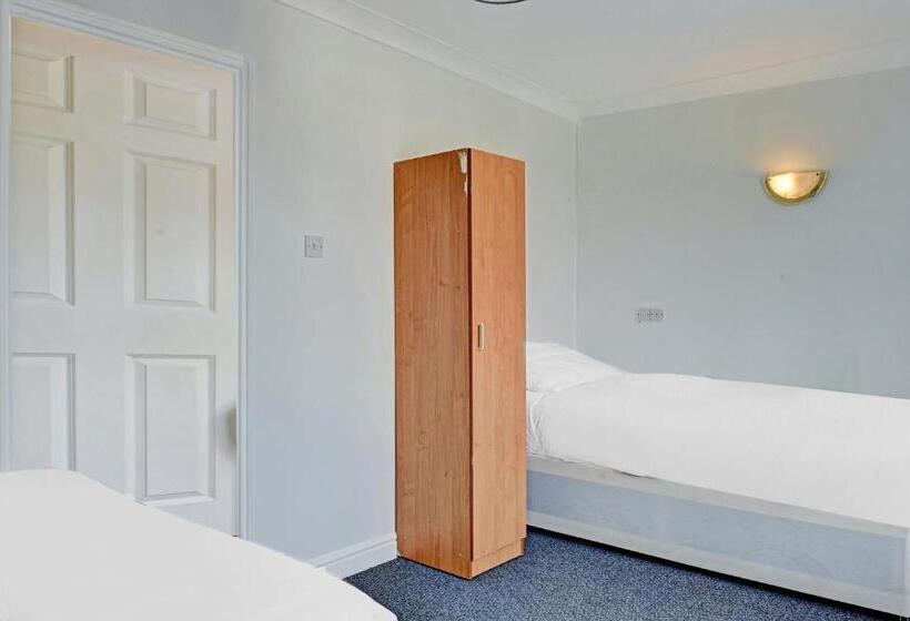 اتاق استاندارد سه نفره, The Gables Hotel, Birmingham Airport