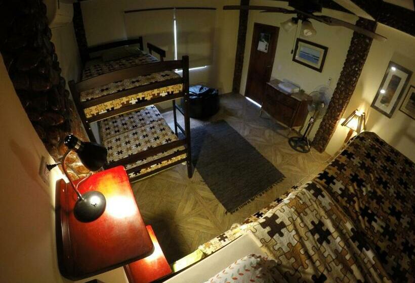 اتاق استاندارد چهار تخته, Casa Roja Hostel
