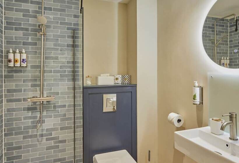 اتاق استاندارد, Full Moon Inn Rudge