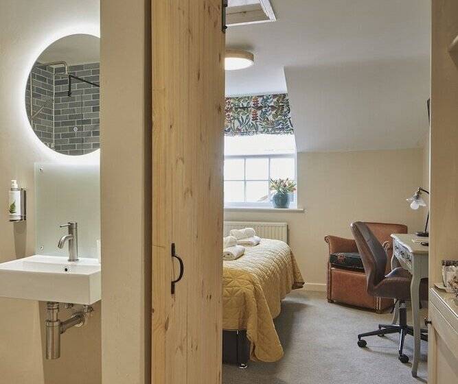 اتاق استاندارد, Full Moon Inn Rudge
