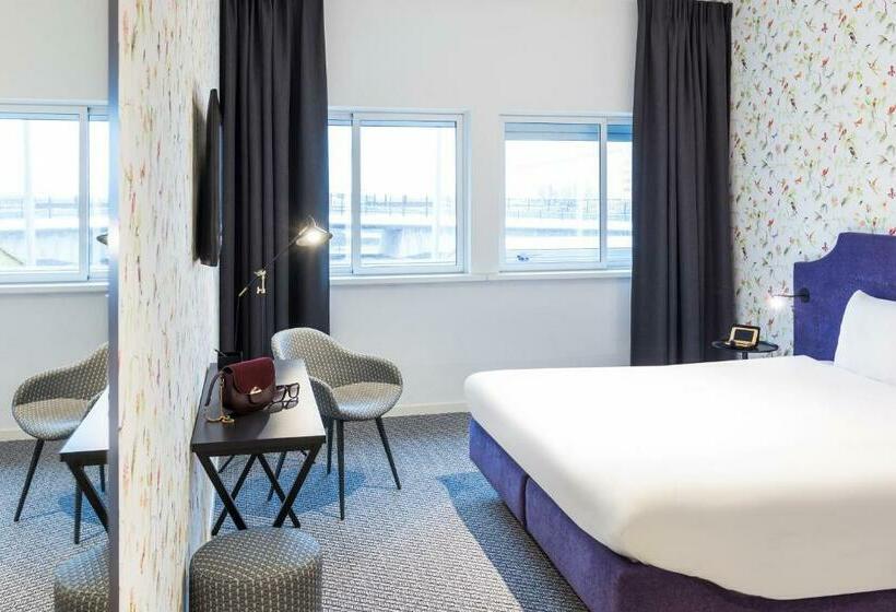 Superior Room King Size Bed, Ibis Styles Amsterdam Airport